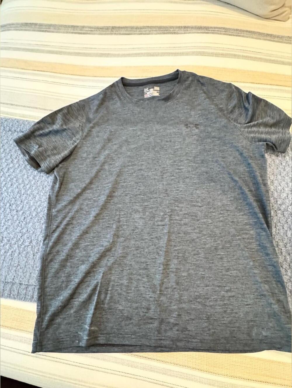 Under Amour Large short sleeve T shirt 
Grey/black color Excellent condition